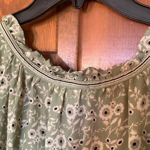 Max Studio sweet ruffled cap sleeve blouse. Sage green/black/off white EUC sz XL - Picture 7 of 10